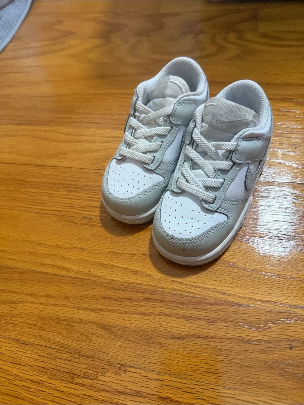 Nike Kids Low-Top Sneakers in Light Gray and White
